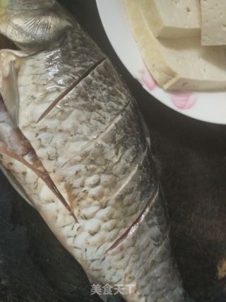 鲫鱼炖豆腐的做法步骤：1