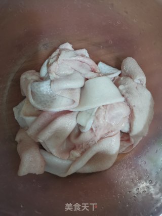 小炒猪皮的做法步骤：1