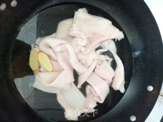 小炒猪皮的做法步骤：2