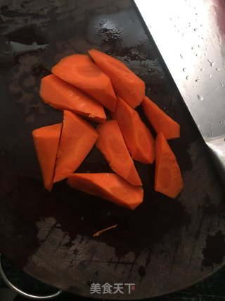 胡萝卜玉米姜薯鸡汤的做法步骤：2