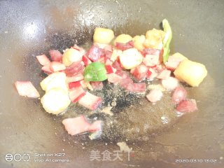 青椒红肠炒油豆腐的做法步骤：2