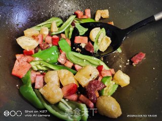 青椒红肠炒油豆腐的做法步骤：3