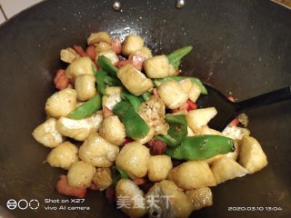 青椒红肠炒油豆腐的做法步骤：4