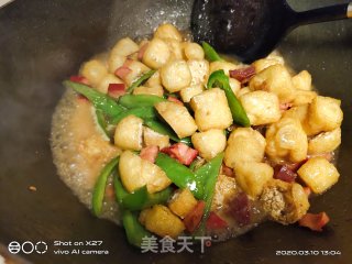 青椒红肠炒油豆腐的做法步骤：5