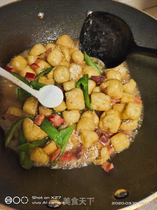 青椒红肠炒油豆腐的做法步骤：6