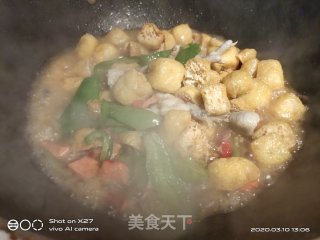 青椒红肠炒油豆腐的做法步骤：7