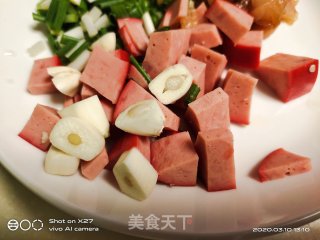 红肠炒菠菜的做法步骤：1