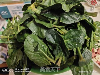 红肠炒菠菜的做法步骤：2