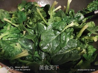 红肠炒菠菜的做法步骤：4