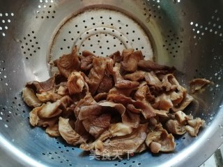 炸磨菇的做法步骤：1