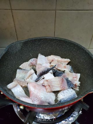 鱼骨胡萝卜白菜煲的做法步骤：3