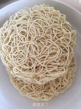 肉丸炒面的做法步骤：1