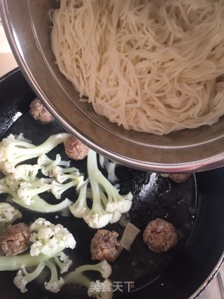 肉丸炒面的做法步骤：9