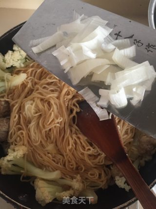 肉丸炒面的做法步骤：10