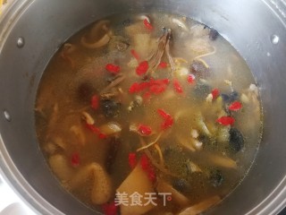 枸杞菌菇乌鸡汤的做法步骤：15