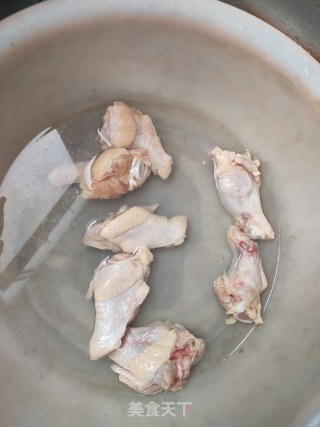今天去菜市场找不到买的，买了几个鸡腿回来做着吃，没想到鸡腿这样做好吃而不腻的做法步骤：1
