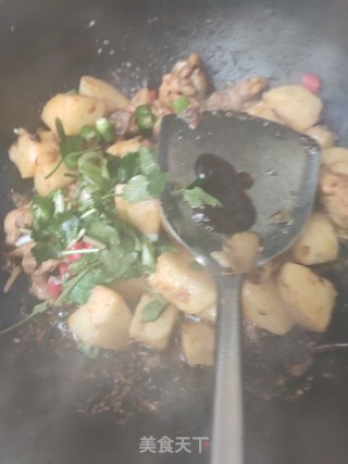 今天去菜市场找不到买的，买了几个鸡腿回来做着吃，没想到鸡腿这样做好吃而不腻的做法步骤：7