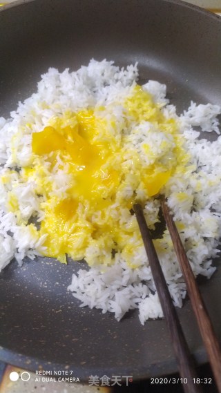 蛋炒饭的做法步骤：4