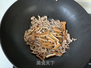 芹菜肉丝炒香干的做法步骤：3