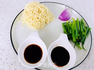 懒人早餐&葱油拌面的做法步骤：1