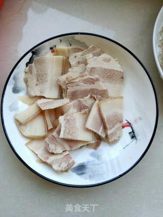 五花肉酸菜炖粉条的做法步骤：1