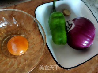 青椒炒鸡蛋洋葱的做法步骤：1