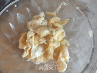 青椒炒鸡蛋洋葱的做法步骤：2
