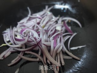 青椒炒鸡蛋洋葱的做法步骤：5