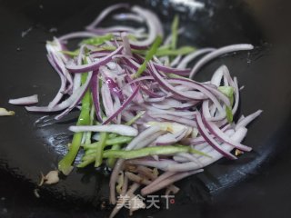 青椒炒鸡蛋洋葱的做法步骤：6