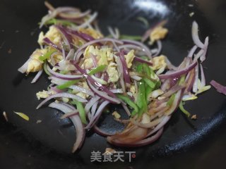 青椒炒鸡蛋洋葱的做法步骤：8