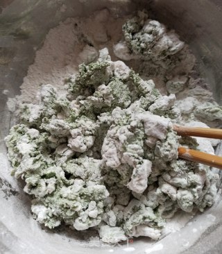 春天艾草香，做一份艾草团子尝一尝，做法材料都十分简单，一起来做吧！的做法步骤：5