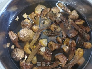 姬松茸口蘑鸡汤-一口寻鲜的做法步骤：2