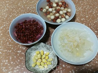 银耳莲子八宝粥的做法步骤：1