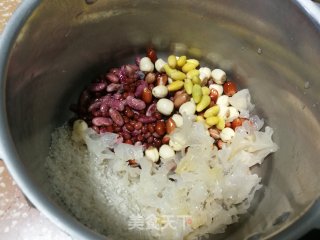 银耳莲子八宝粥的做法步骤：2