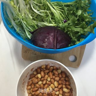 紫甘蓝拌苦苣的做法步骤：1