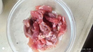 猪肉炒芦笋的做法步骤：1