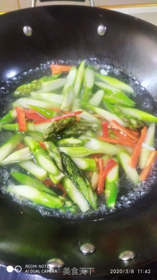 猪肉炒芦笋的做法步骤：4