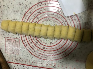 南瓜栗香蜜豆卷的做法步骤：13