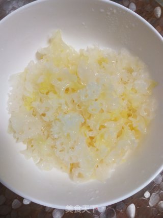 银耳荸荠甜汤的做法步骤：1