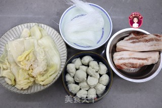 猪肉酸菜粉丝鱼丸的做法步骤：1