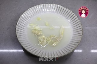 猪肉酸菜粉丝鱼丸的做法步骤：2