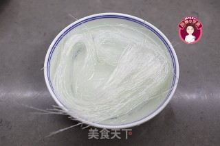 猪肉酸菜粉丝鱼丸的做法步骤：3
