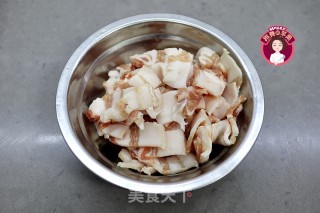猪肉酸菜粉丝鱼丸的做法步骤：4