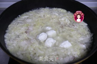 猪肉酸菜粉丝鱼丸的做法步骤：7