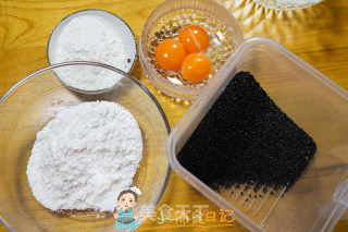 10个月以上辅食蛋黄芝麻小饼干的做法步骤：1