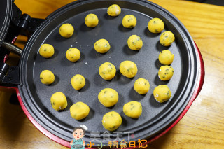 10个月以上辅食蛋黄芝麻小饼干的做法步骤：6