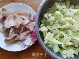 五花肉炒花菜的做法步骤：2