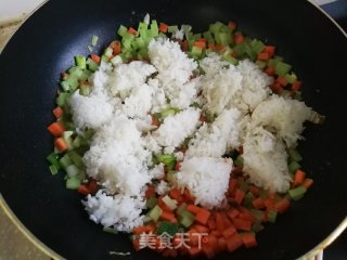 莴笋鸡蛋炒饭的做法步骤：5