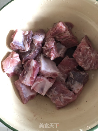 菌菇烧排骨的做法步骤：2