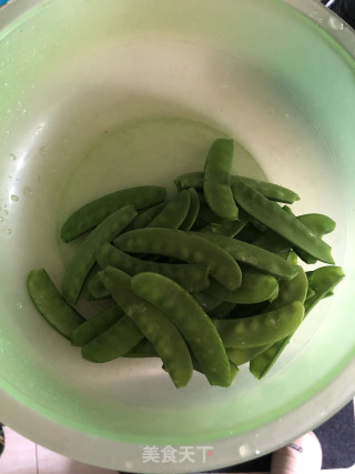 胡萝卜清炒荷兰豆（春日应季美食）的做法步骤：1